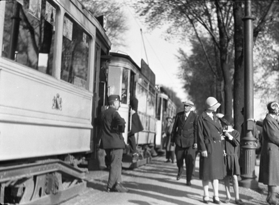 86379 Afbeelding van een reeks electrische trams van het G.E.T.U op de Amsterdamsestraatweg te Zuilen (ter hoogte van ...